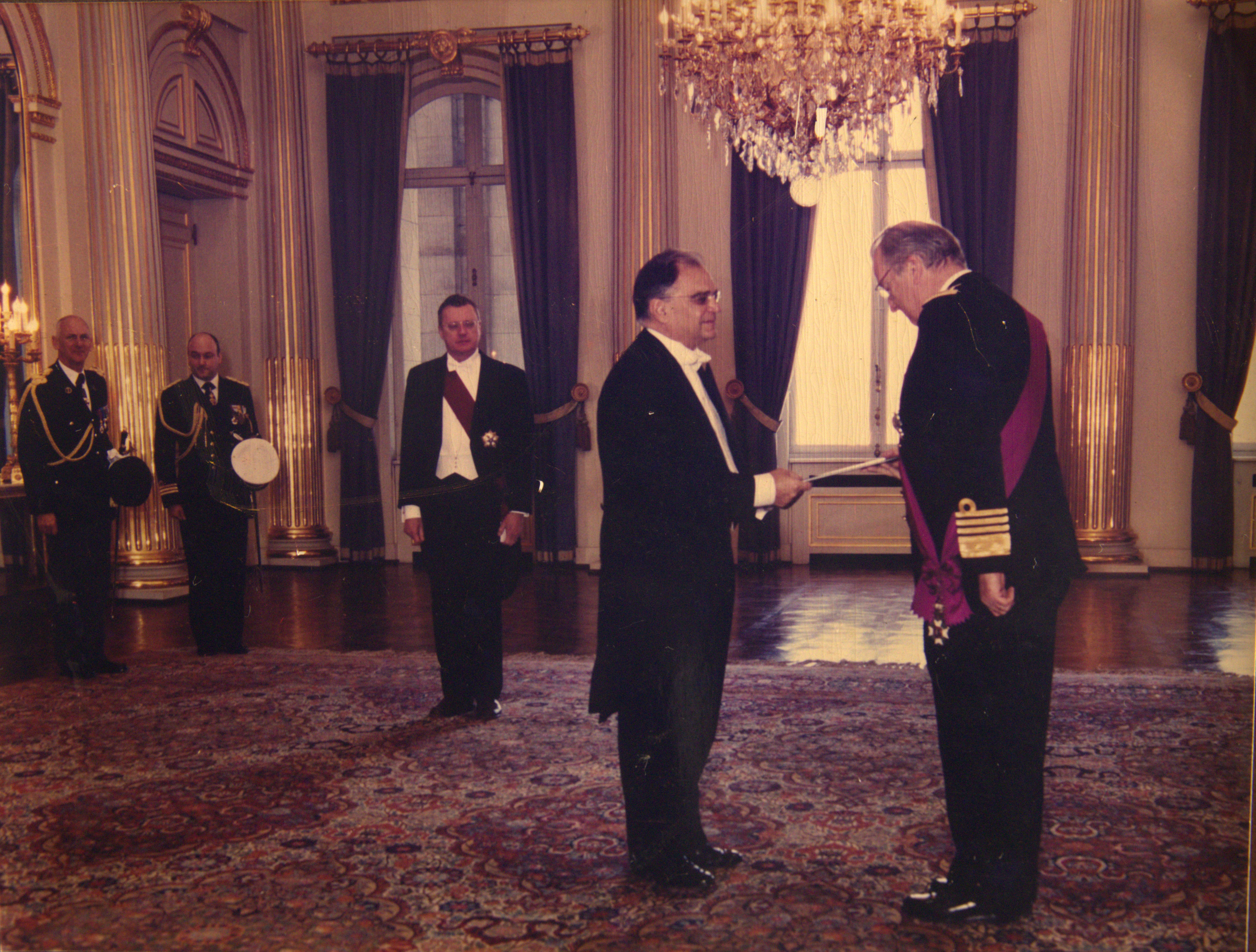Registro feito durante a cerimônia em que o embaixador brasileiro Jeronimo Moscardo entrega as suas credenciais ao rei Alberto II da Bélgica.